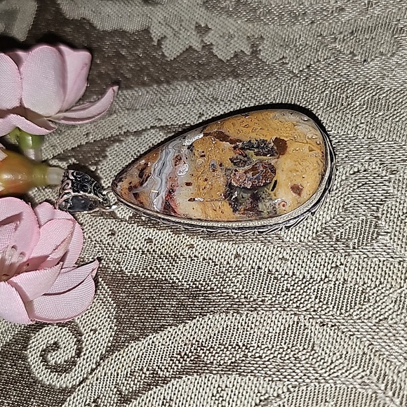 New Lacy Agate teardrop pendant - Picture 3 of 6